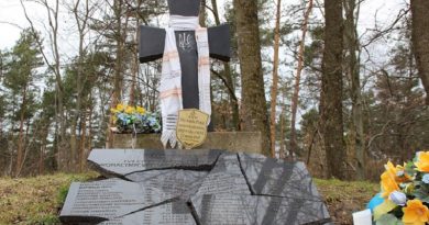 Польські політики намагаються принизити українських героїв і символи держави